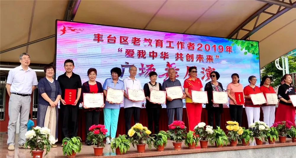 真人交友恋爱海滨邂逅浪漫时光，甜蜜互动，共建幸福未来