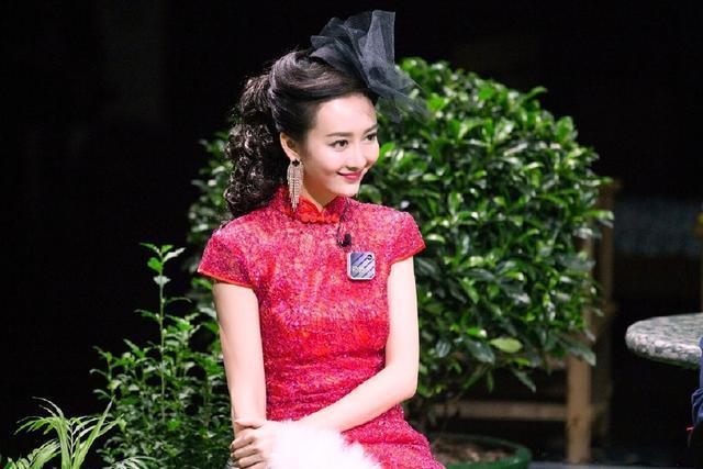 浓毛熟妇大胆出镜，ass裸体视频引热议，浜边风情撩人瞬间