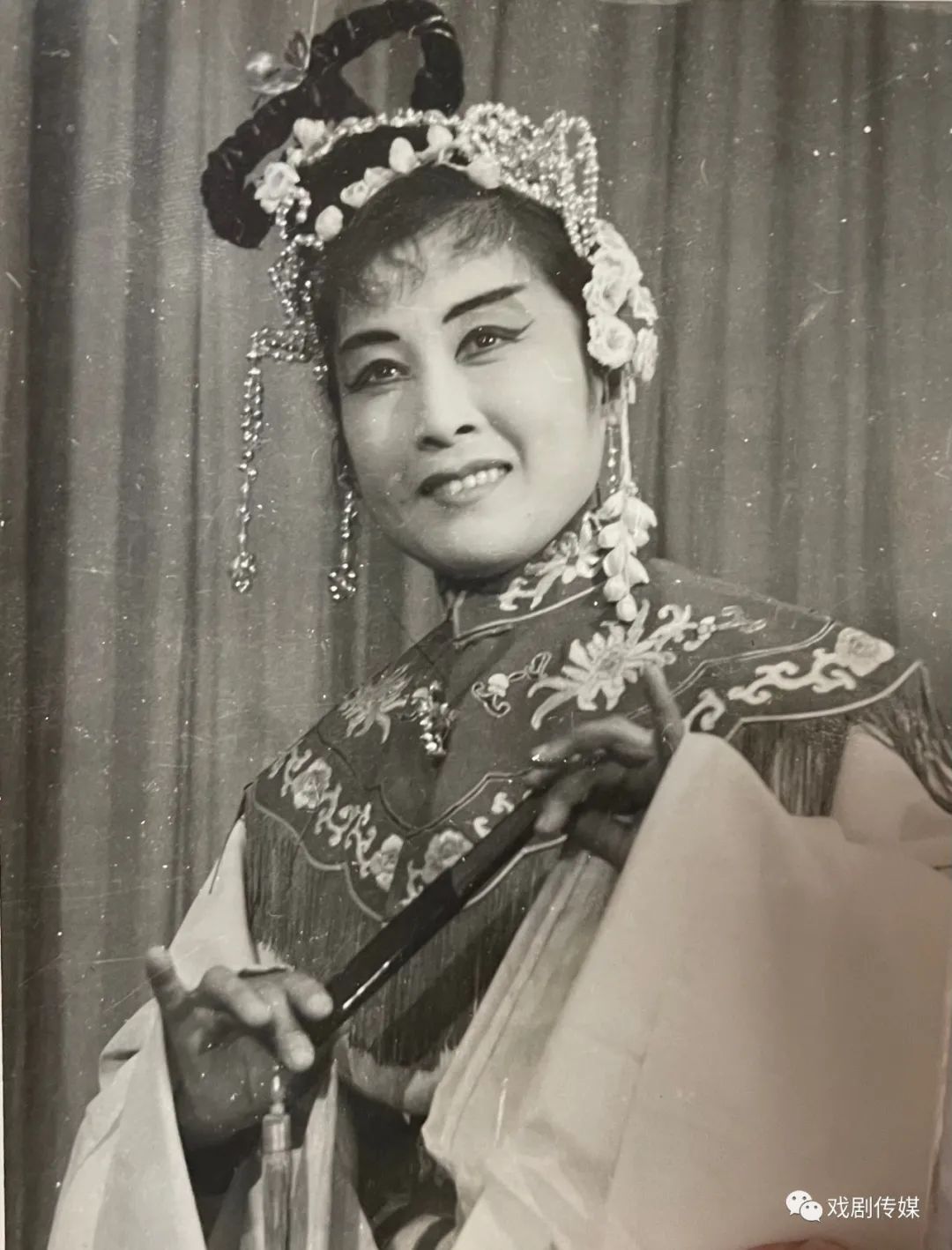 胡秀英三女共一夫传奇婚姻背后的爱恨纠葛，揭秘多妻家庭真相，传统与现代碰撞