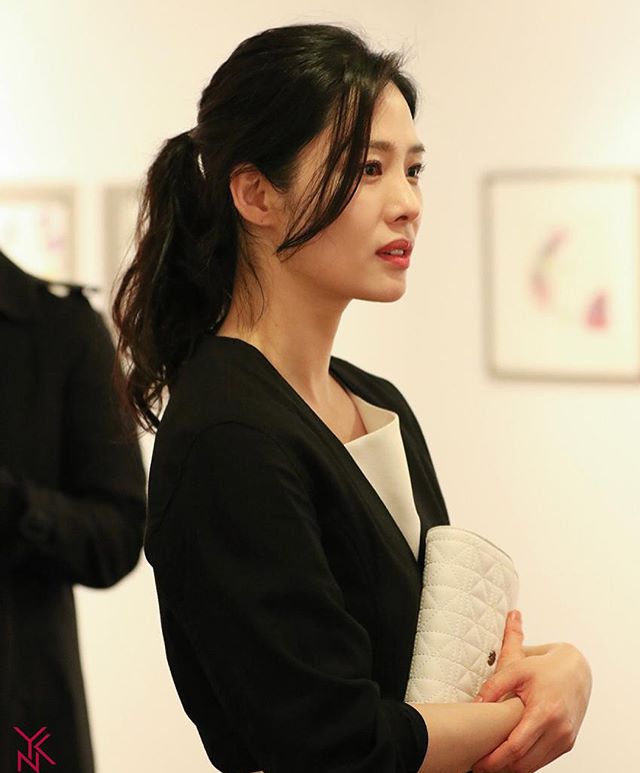 欧美老熟妇性感魅力依旧迷人，经典风韵永存，岁月沉淀独特女人味