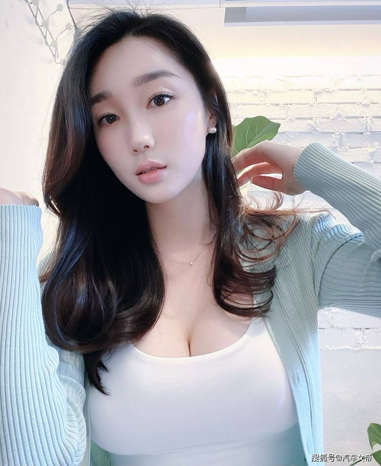 1.少妇爆乳丰满身材惹火诱惑