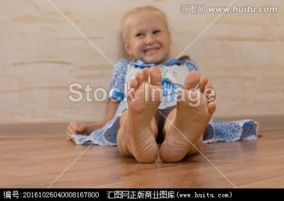 外国小女孩的脚底板故事，温暖治愈，触动心灵，细节描写细腻感人