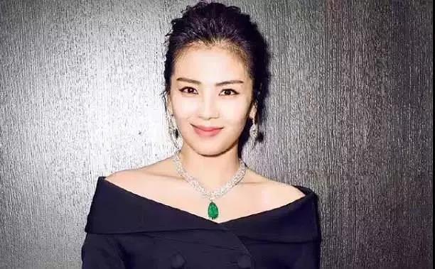 董卿特黄AAA毛片引热议，网友热议其真实性，娱乐圈再掀风波