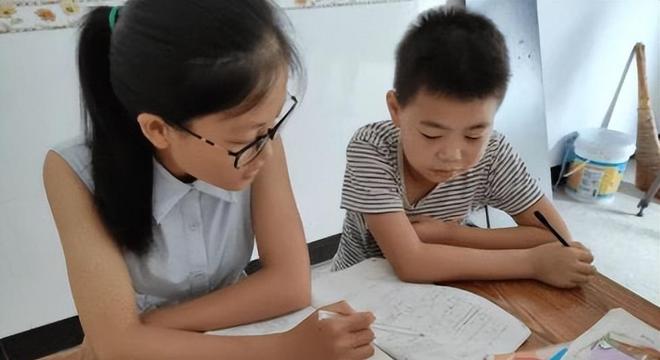 学生HD老师fre0性XXX引发热议，校园伦理探讨升温，教育界反思师生关系