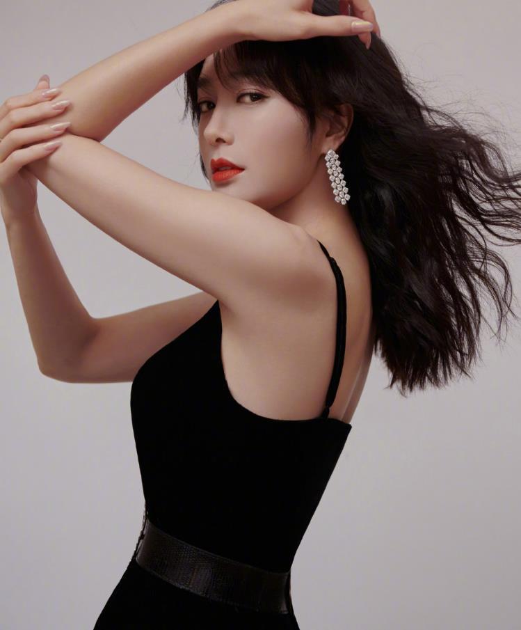 女明星艳色wwww绝美瞬间，红毯造型惊艳全场，时尚风格引领潮流