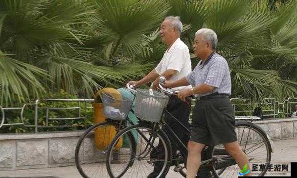 老头脱精光洗澡Gay2023浜引发热议，网友热议老年同志生活，探讨多元文化包容性