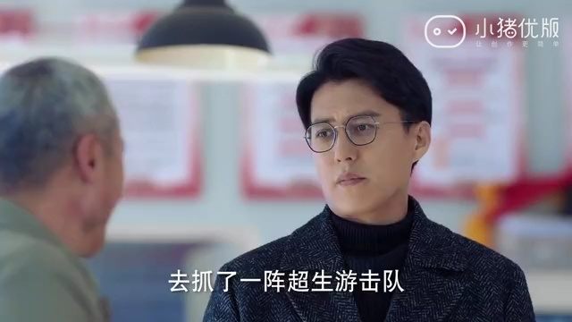 白发老头夕阳下慈祥微笑，老年恋老温情故事，岁月静好暖心瞬间
