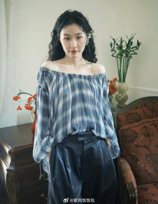 2.丰满大妈视频走红，网友热议不断，大妈魅力征服观众