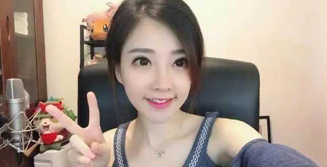 素颜熟女直播魅力绽放，真实自信，优雅风情尽显