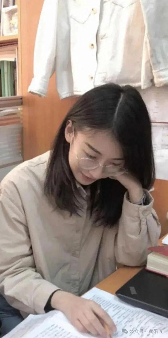 高中tk白嫩脚心vk浜引发热议，青春校园话题持续升温，网友热议不断