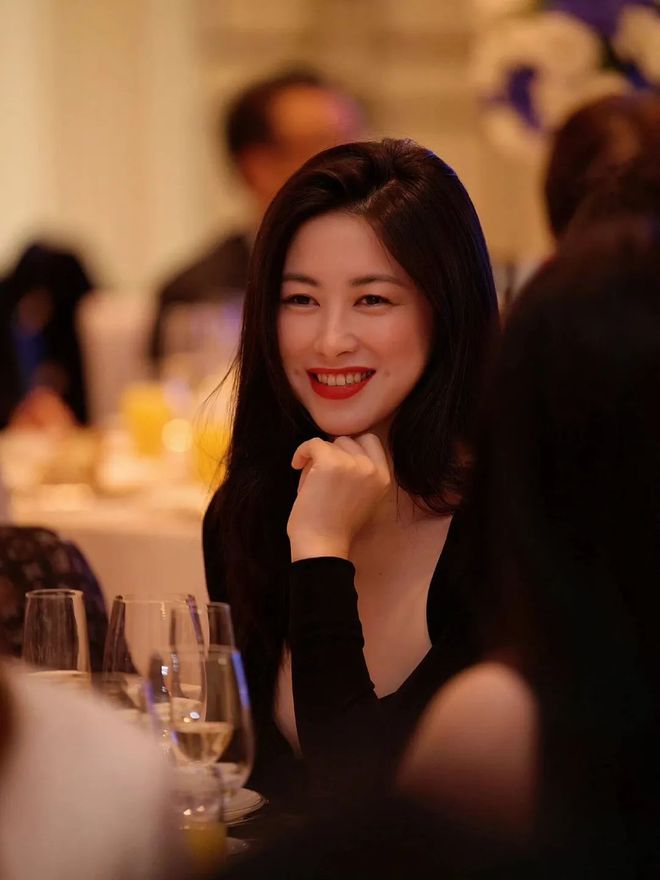外国熟妇风情万种迷人魅力，优雅自信，成熟韵味十足