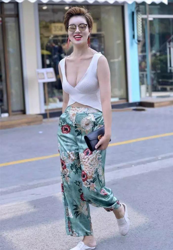 欧美丰满少妇毛片直播，火热上线，深夜福利不容错过