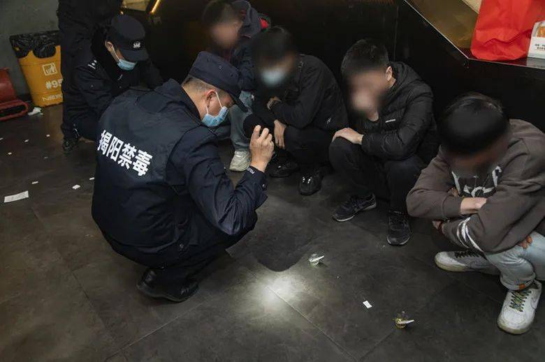 农村寡妇婬乱A毛片App浜引发热议，网络扫黄行动升级，警方严打违法行为