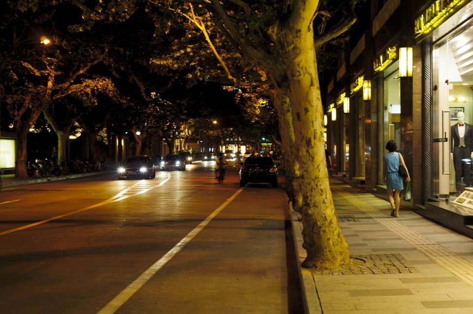 《欧美老女人站街风情，街头夜色，岁月故事》