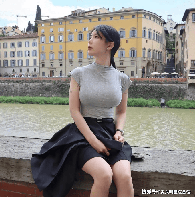 丰满人妻熟妇的诱惑与魅力，展现成熟女性风采，尽显优雅性感风情