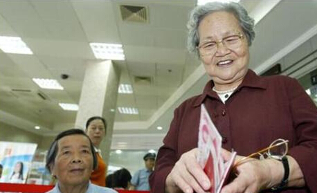 中国老太交80years养老金引热议，暖心故事感动千万人，社会关注老年保障