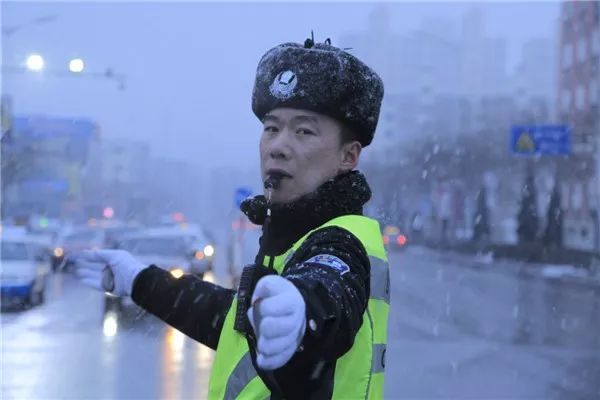 青涩男同少年勇敢追爱，成长路上充满挑战，热血青春绽放光芒