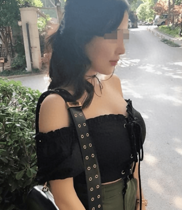 18岁尻少妇黄浜的青春故事，揭秘她的生活点滴，展现真实魅力与成长轨迹