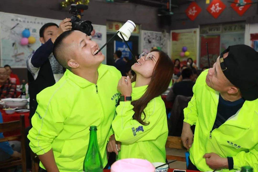 男生困困进女生困困洞引发热议，逗趣互动逗乐网友，青春校园逗号故事新编