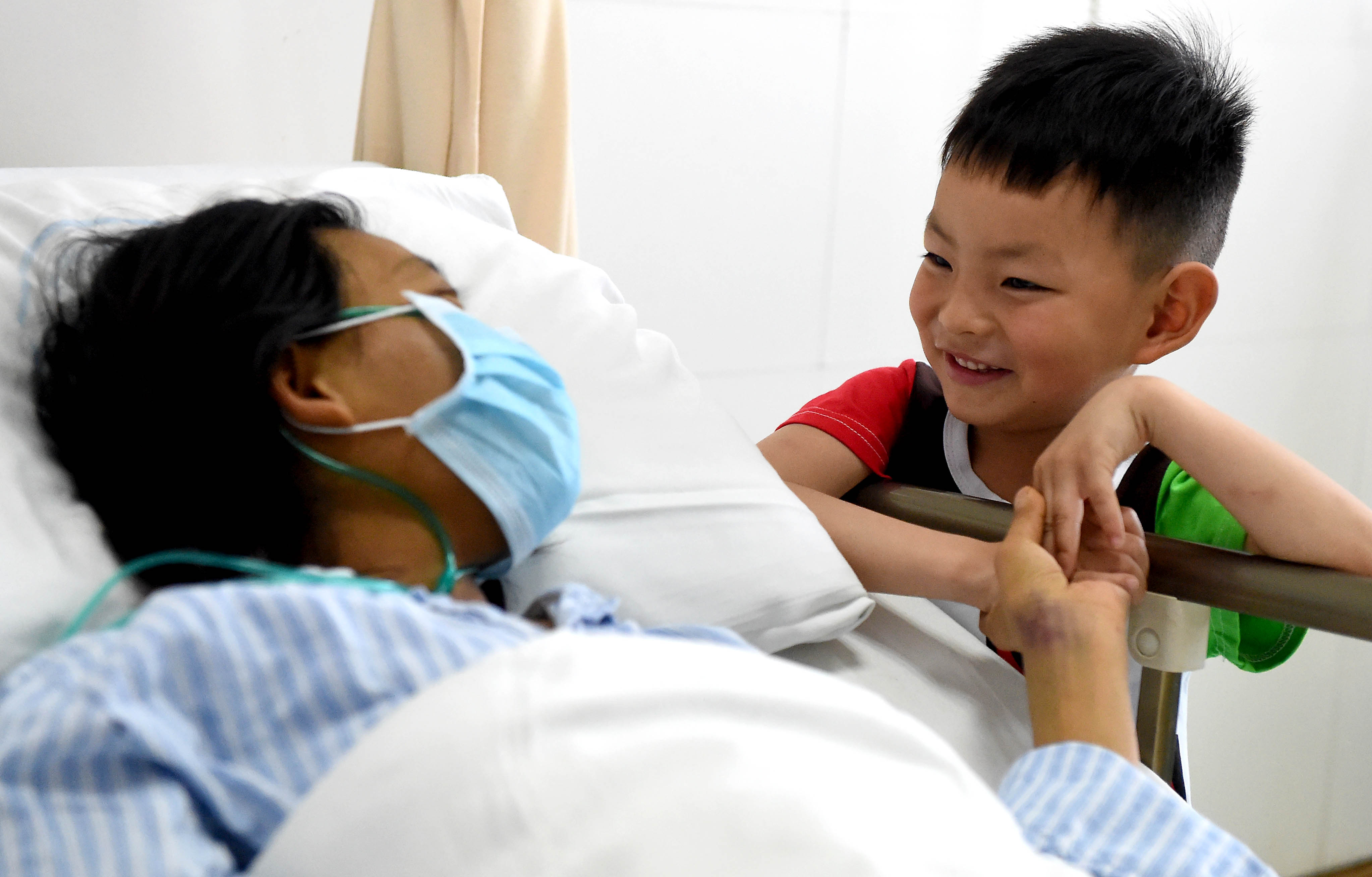 女生和男生一起努力生宝宝视频见证幸福时刻，夫妻携手创造生命奇迹，温馨备孕过程全记录