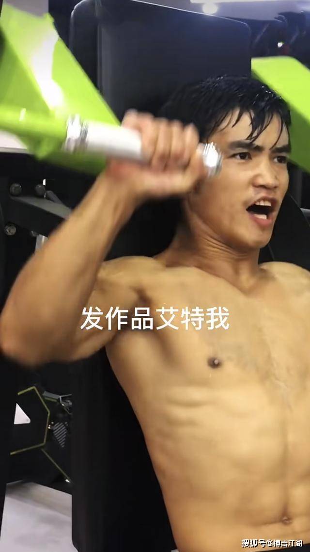 外国男同裸体写真集展现自由与力量，探索男性之美，感受艺术与真实的完美融合