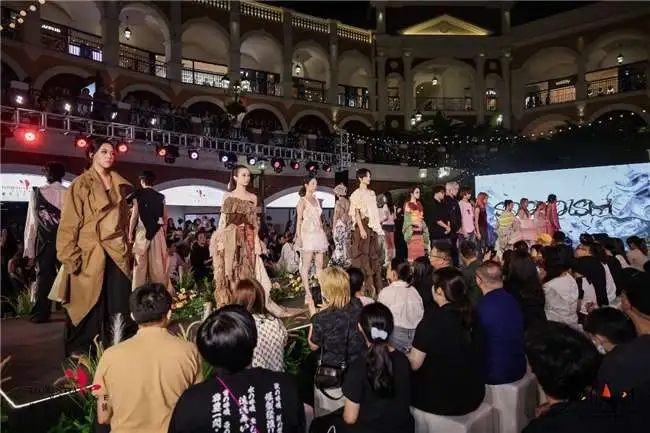 2.熟女wwwaa优雅自信，绽放独特魅力，引领潮流风尚