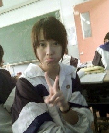 男生把困困放入女生定眼里引发甜蜜互动，逗趣瞬间暖心，爱情故事悄然萌芽
