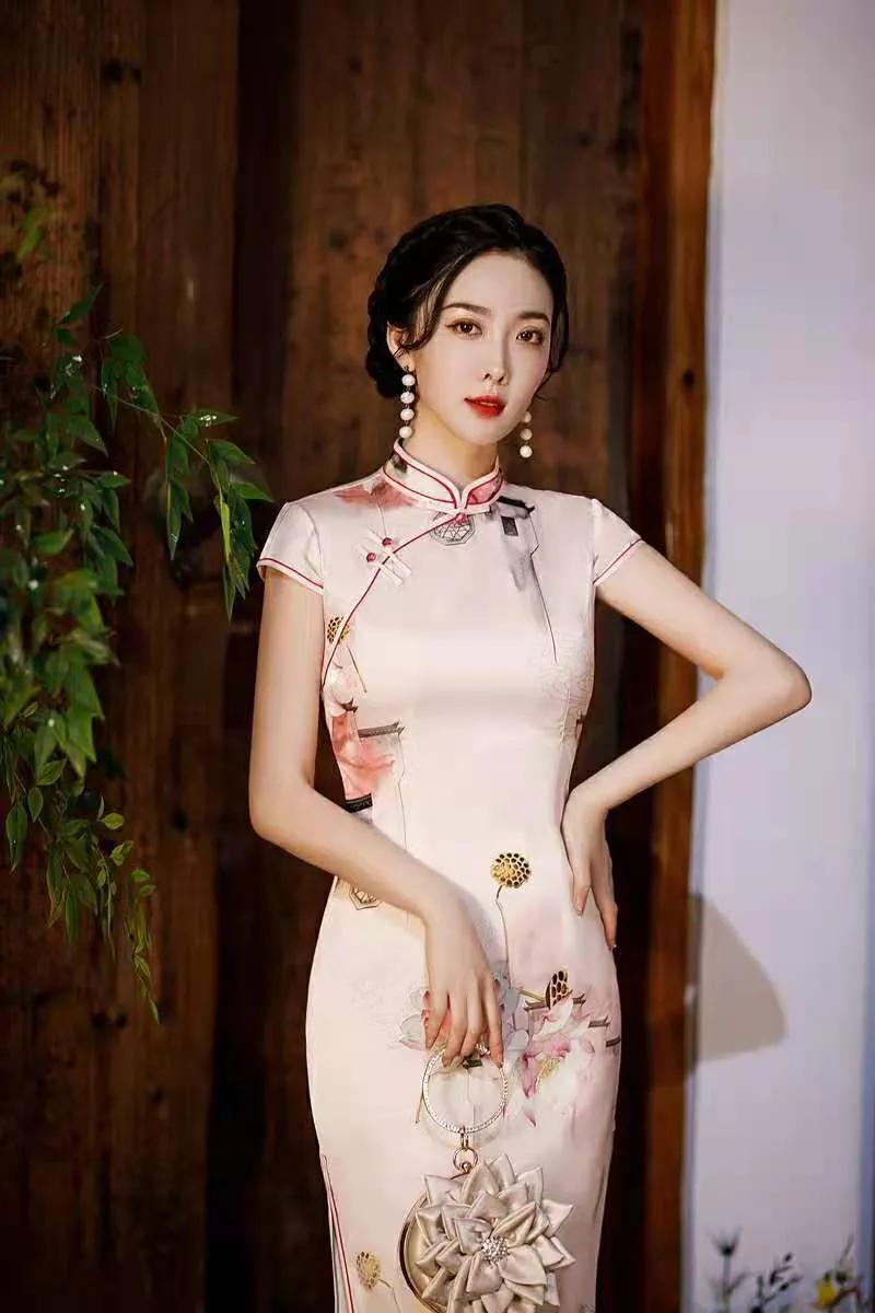 亚洲精品一级少妇魅力绽放，优雅风情，尽显成熟韵味