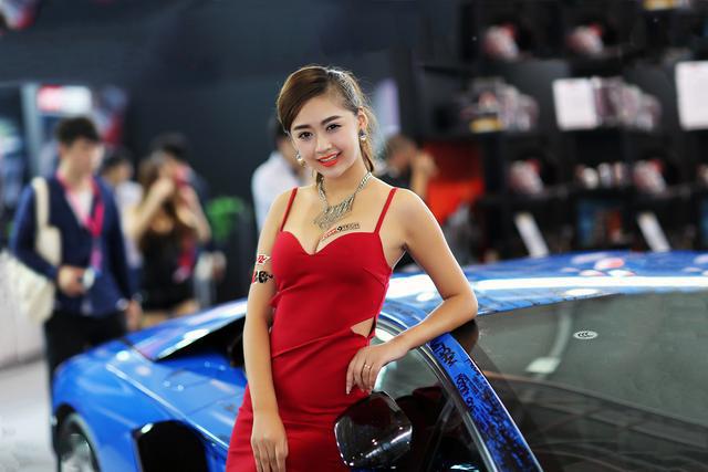 意大利老熟女大屁股浜风情写真，性感曲线尽显成熟魅力，优雅自信迷人