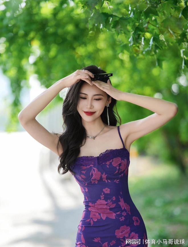 成熟女性魅力绽放，优雅自信风采，时尚生活指南