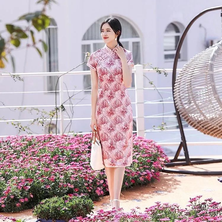 亚欧熟女风情魅力，成熟优雅气质，展现独特女性韵味
