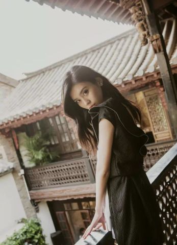 浓毛熟妇大胆出镜，ass裸体视频引热议，浜边风情撩人瞬间