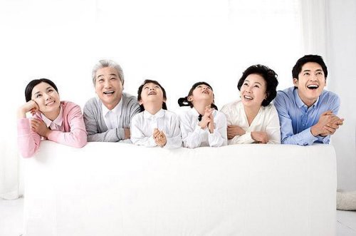 中国女性与黑人跨文化婚姻故事，探讨爱情与差异，展现多元家庭魅力