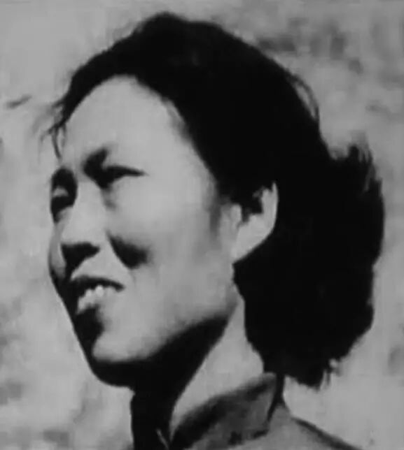 胡秀英三女共一夫传奇婚姻背后的爱恨纠葛，揭秘多妻家庭真相，传统与现代碰撞