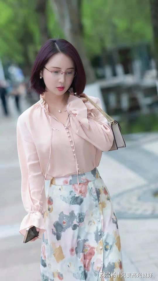 亚洲热少妇三款迷人穿搭，展现性感魅力，轻松俘获众人目光