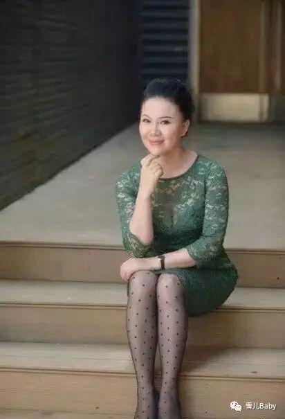 丰满熟妇的迷人魅力与优雅气质，展现成熟女性风采，尽显自信与性感