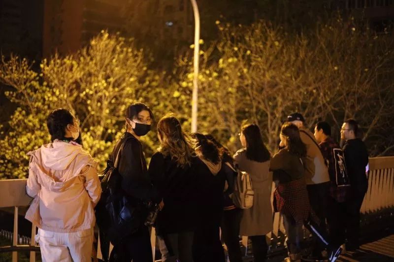 丰浜少妇成熟魅力引发偷窥欲望，隐秘诱惑令人心动，深夜街头邂逅难忘瞬间