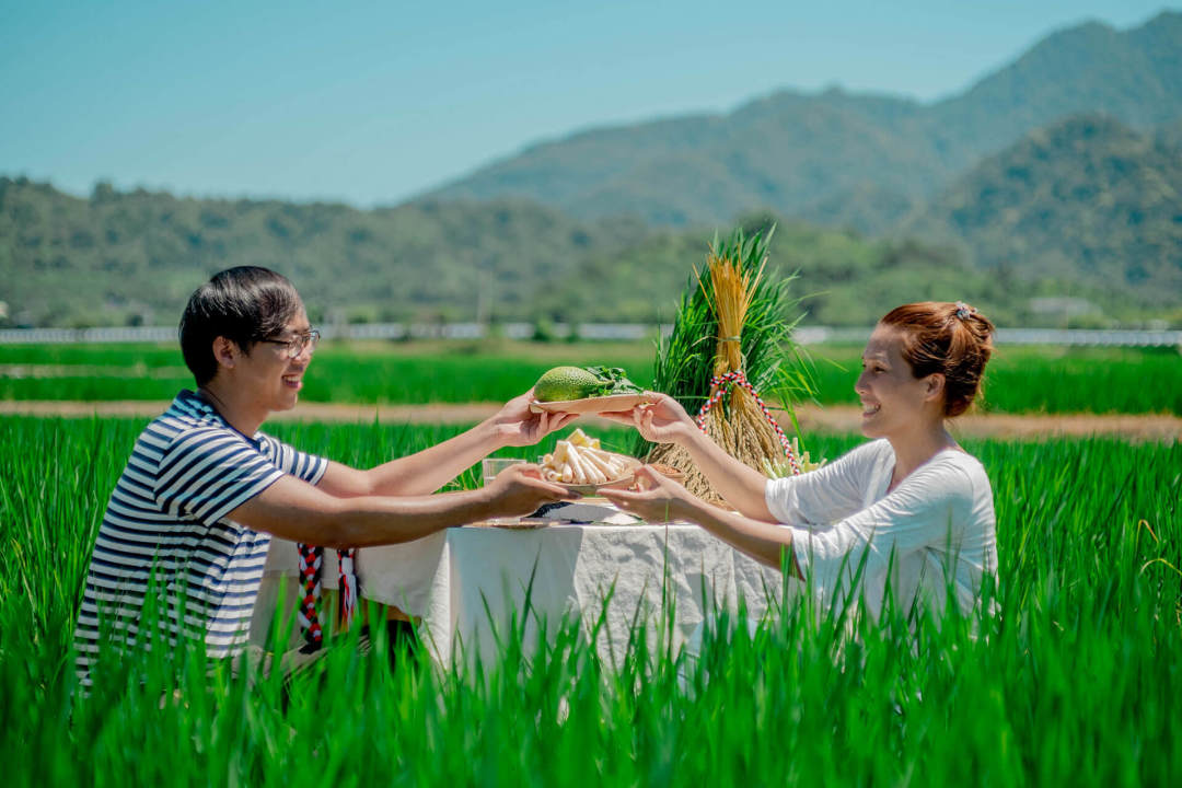 乡下大乳女做爰乡村爱情故事，激情燃烧的岁月，田野间的浪漫邂逅