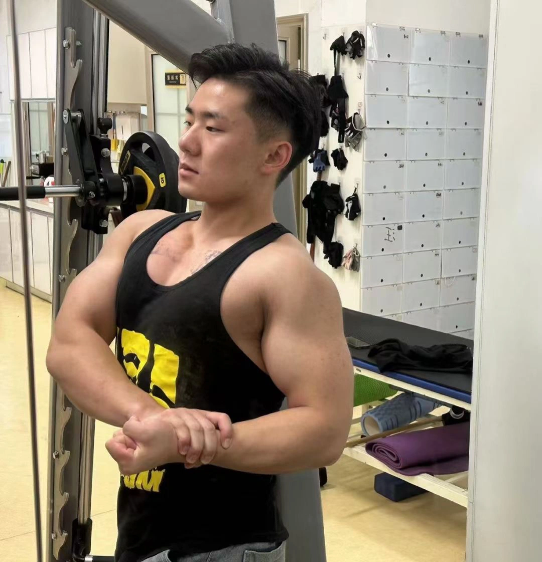 猛男大J8自慰Chinese浜健身教练分享独家增肌秘诀，高效训练，科学饮食，快速提升男性魅力