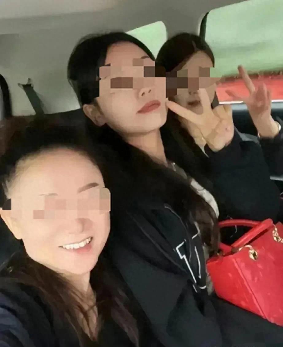 2.某女明星赤裸自慰浜事件曝光,网友热议不断,细节引发争议