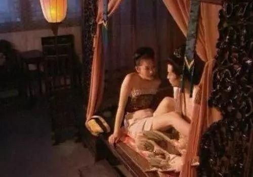 50岁老女人淫乱生活揭秘，中年女性情感迷失，社会道德底线探讨