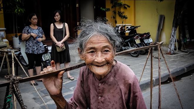 淫乱老太晚年生活揭秘，道德沦丧引争议，社会反思刻不容缓