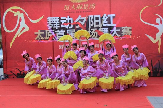 2.老熟女广场舞，舞动夕阳红，绽放自信美，健康快乐每一天