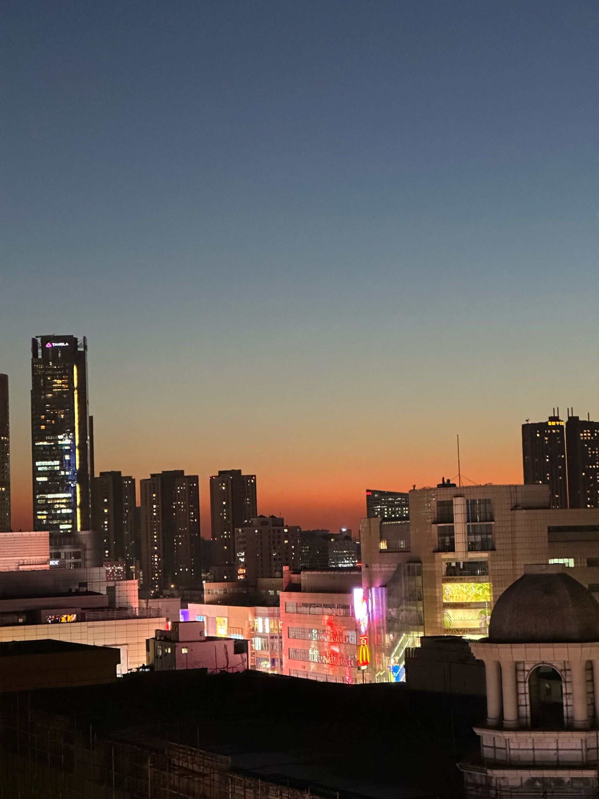 夜色波多下的浪漫漫步，沉醉海滨夜景，感受城市夜晚的温柔