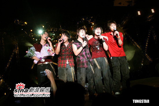 婷婷激情四房五月天演唱会引爆全场，粉丝尖叫不断，嗨翻夏夜