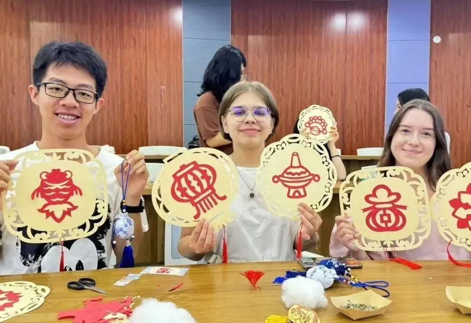 亚洲日本欧美另类唯美艺术融合，探索独特视觉风格，感受跨文化创意魅力