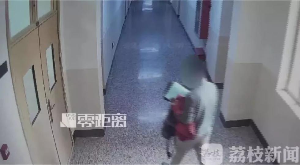 中国公共厕所偷拍现象频发，如何防范隐私泄露，保护个人安全