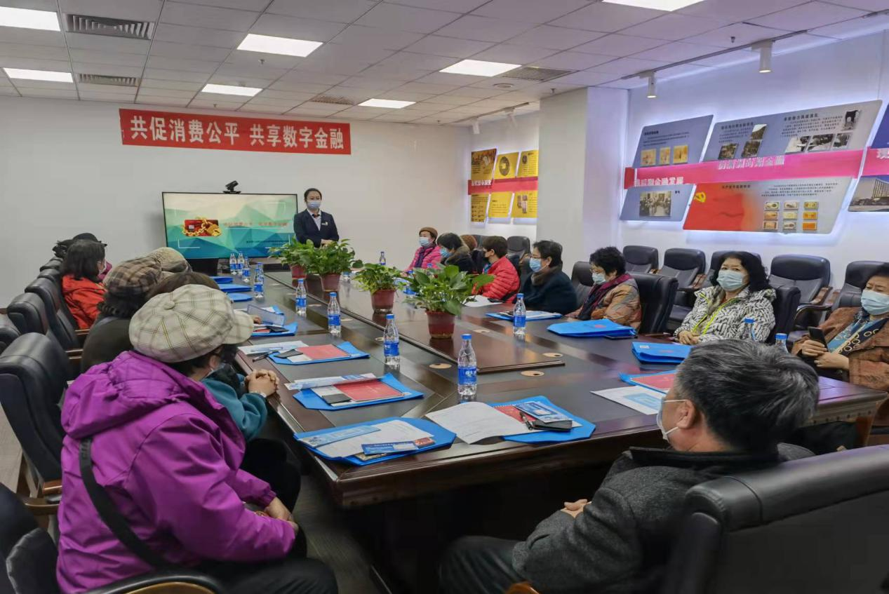 操老太太引发的社会热议，探讨老年人权益保护，关注晚年生活品质