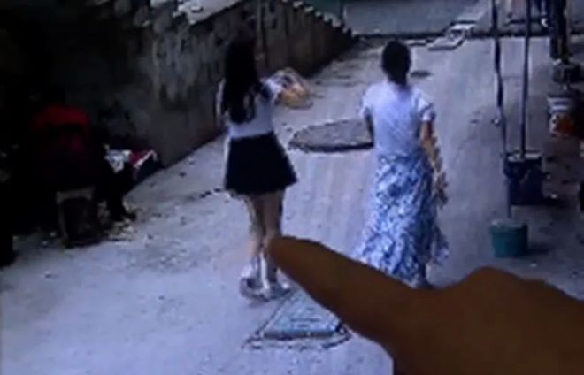 1.偷拍美女洗澡惊现神秘黑影