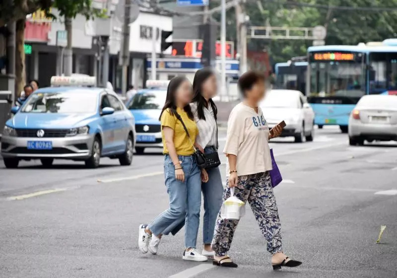 俄罗斯肥妇大屁股撒尿浜震撼画面，街头实拍，肥臀扭动引人注目